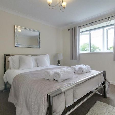 The Firs - Apartment Next To Beach & Forest - Pets Are Free Barton-on-Sea Exterior foto