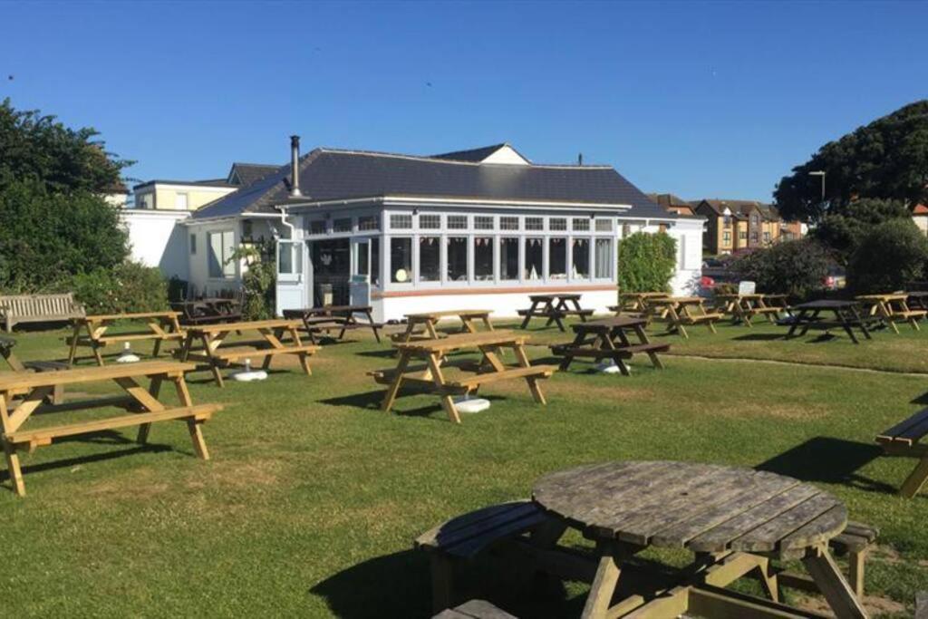The Firs - Apartment Next To Beach & Forest - Pets Are Free Barton-on-Sea Exterior foto